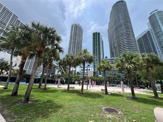 Building Photo - 1750 N Bayshore Dr