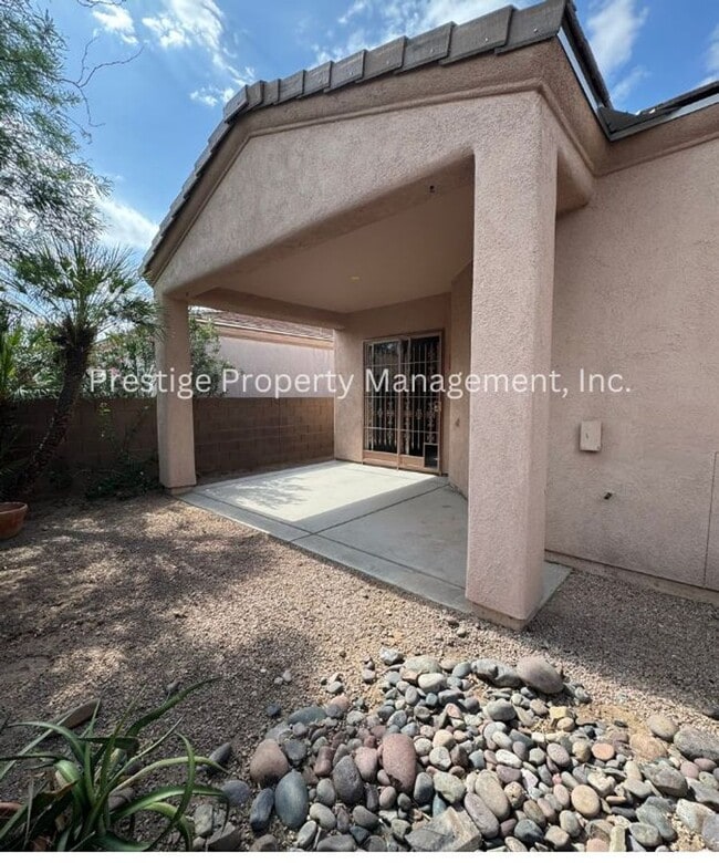 Building Photo - Stunning 3-bedroom 2-bathroom home in a ga...