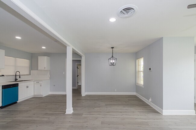 Building Photo - 5429 De Lange Ln