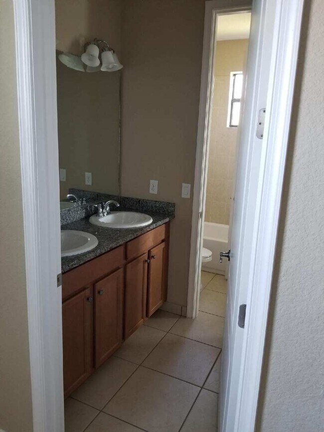 Building Photo - Lake Nona Townhome 3 Bed 2.5 Bath