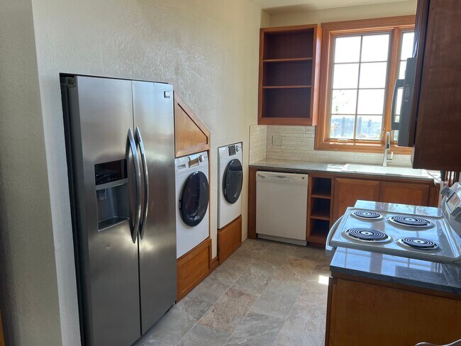 Building Photo - 1328 Chariot Ct