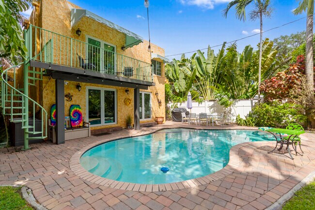 Building Photo - 614 SE 5th Ct