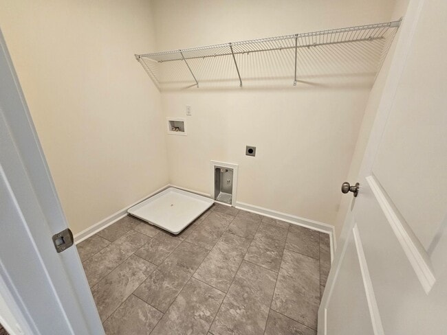 Building Photo - Beautiful Townhome in North Charlotte