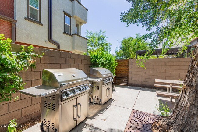 Building Photo - 727 E Portland St