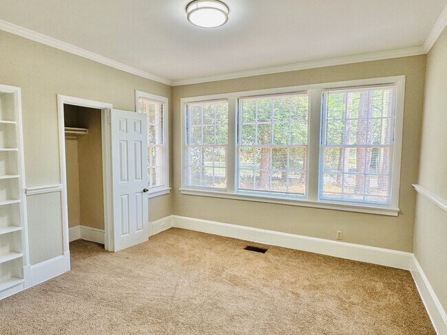 Building Photo - Charming 5-Bedroom Home with In-Law Suite ...
