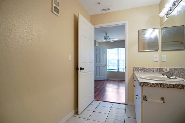 Building Photo - 1 Bedroom Condo in Orlando Now Available!