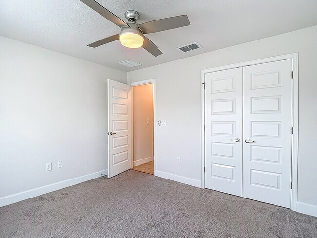 Building Photo - Welcome in to this beautiful Unfurnished -...