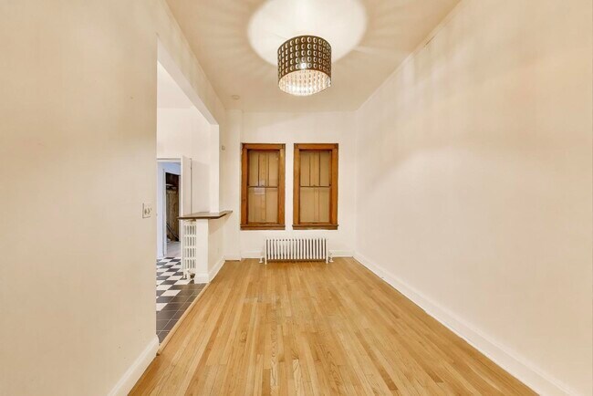 Building Photo - 902 S Claremont Ave