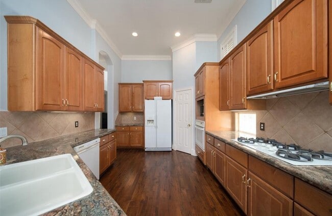 Building Photo - 5902 Garden Hills Dr