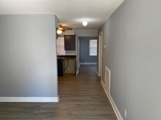 Building Photo - 2613 Drake Dr