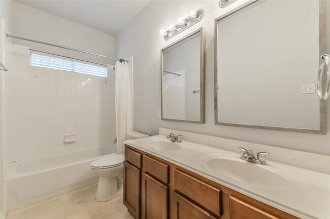 Building Photo - 2212 Highland Crossing Dr