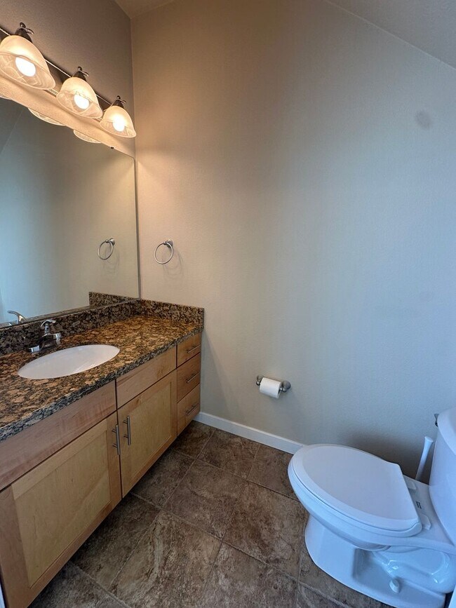 Building Photo - GORGEOUS Downtown Unit!!!