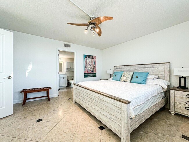 Building Photo - 7920 Sun Island Dr S