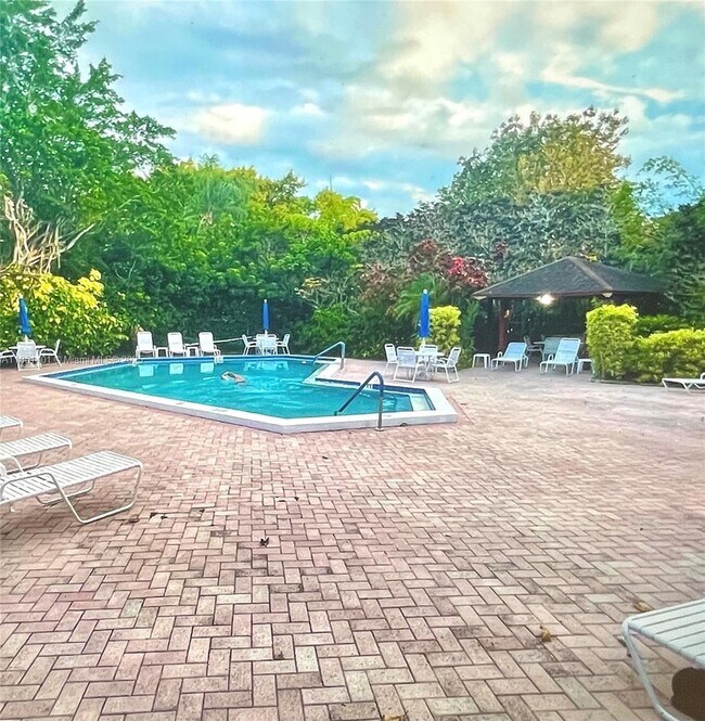 Building Photo - 2801 N Palm Aire Dr