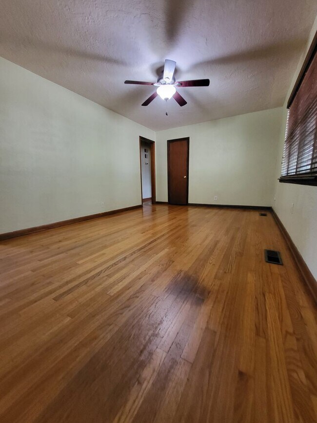 Building Photo - (3) Bed/(2) Bath in Core Norman!