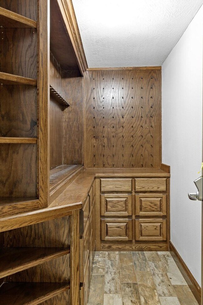 Building Photo - 5 Bedroom Dream Home!