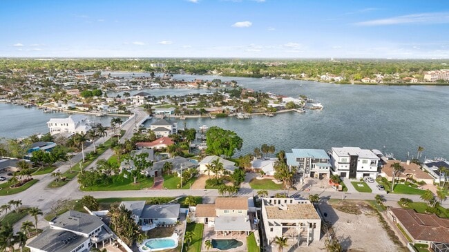 Building Photo - Waterfront 3 Bedroom in Yacht Club Estates