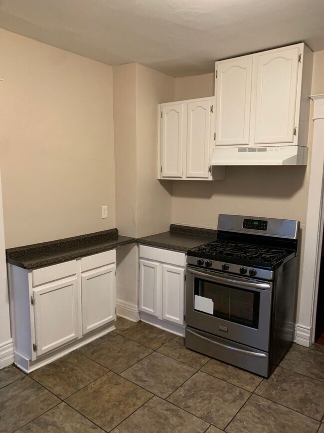 Building Photo - 168 Downs St