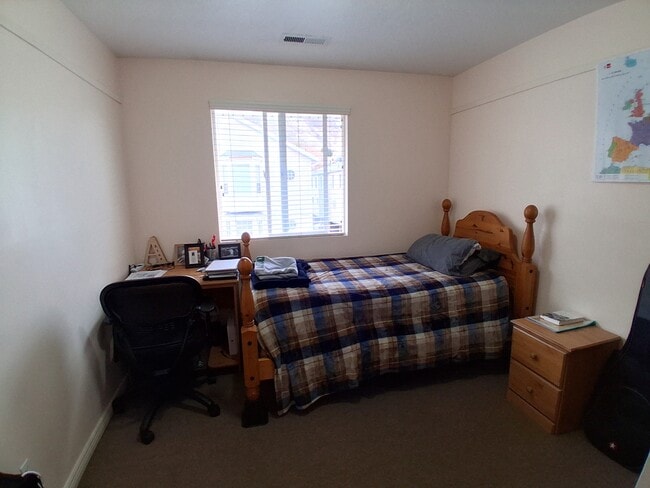 Building Photo - 654 E 700 N