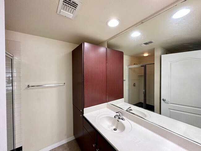 Building Photo - 2/2 Condo Near UT!