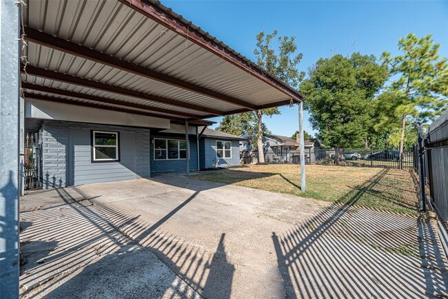 Building Photo - 8658 Sonneville Dr