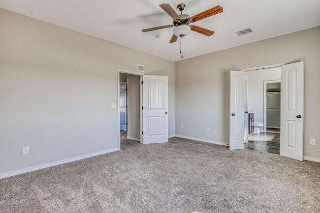 Building Photo - Beautiful East side House with 3 beds-2.5 ...