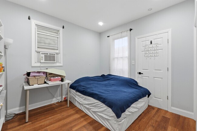 Building Photo - 17 Troy St