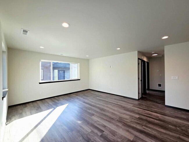 Building Photo - 1214 N Baker Ave