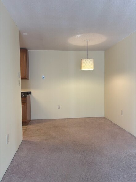 Building Photo - 4 Post Oak Ln