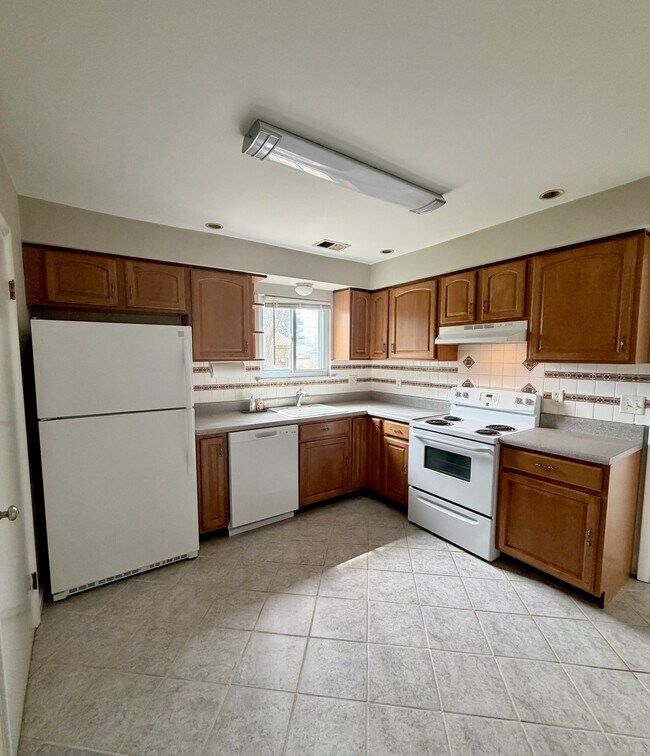 Building Photo - 5667 Heathwood Ct