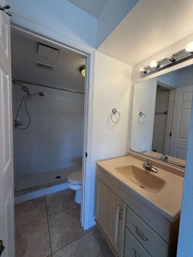 Building Photo - Beachside townhome with 3 bedrooms and 2 b...
