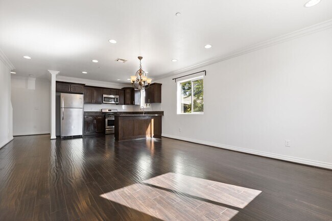 Building Photo - 4 Bed / 3 Bath Townhouse - Across the street from USC Keck Medical Center!