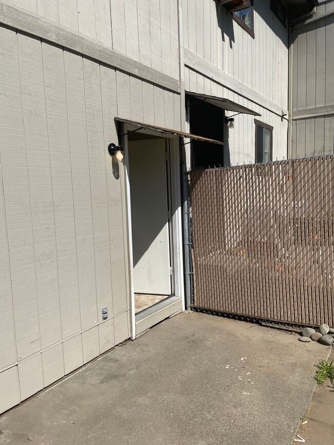 Building Photo - Nice Townhome-2 bed 1.5 Bath--Situated in the Friendly town of Grants Pass