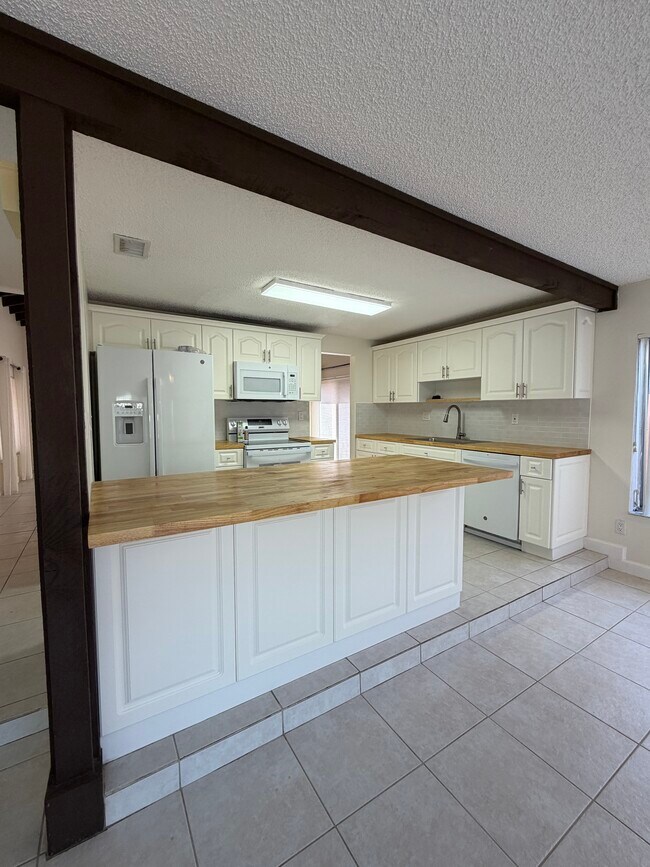 Building Photo - 13261 SW 102nd Terrace