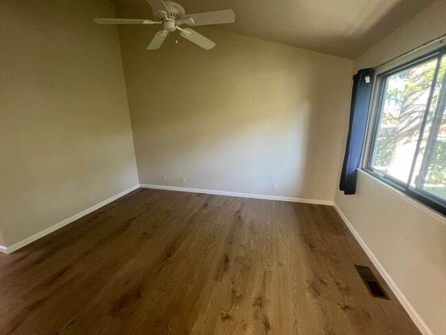 Building Photo - Beautiful 3 bed 2.5 bath Townhouse in Campbell with AC. This is a must see.