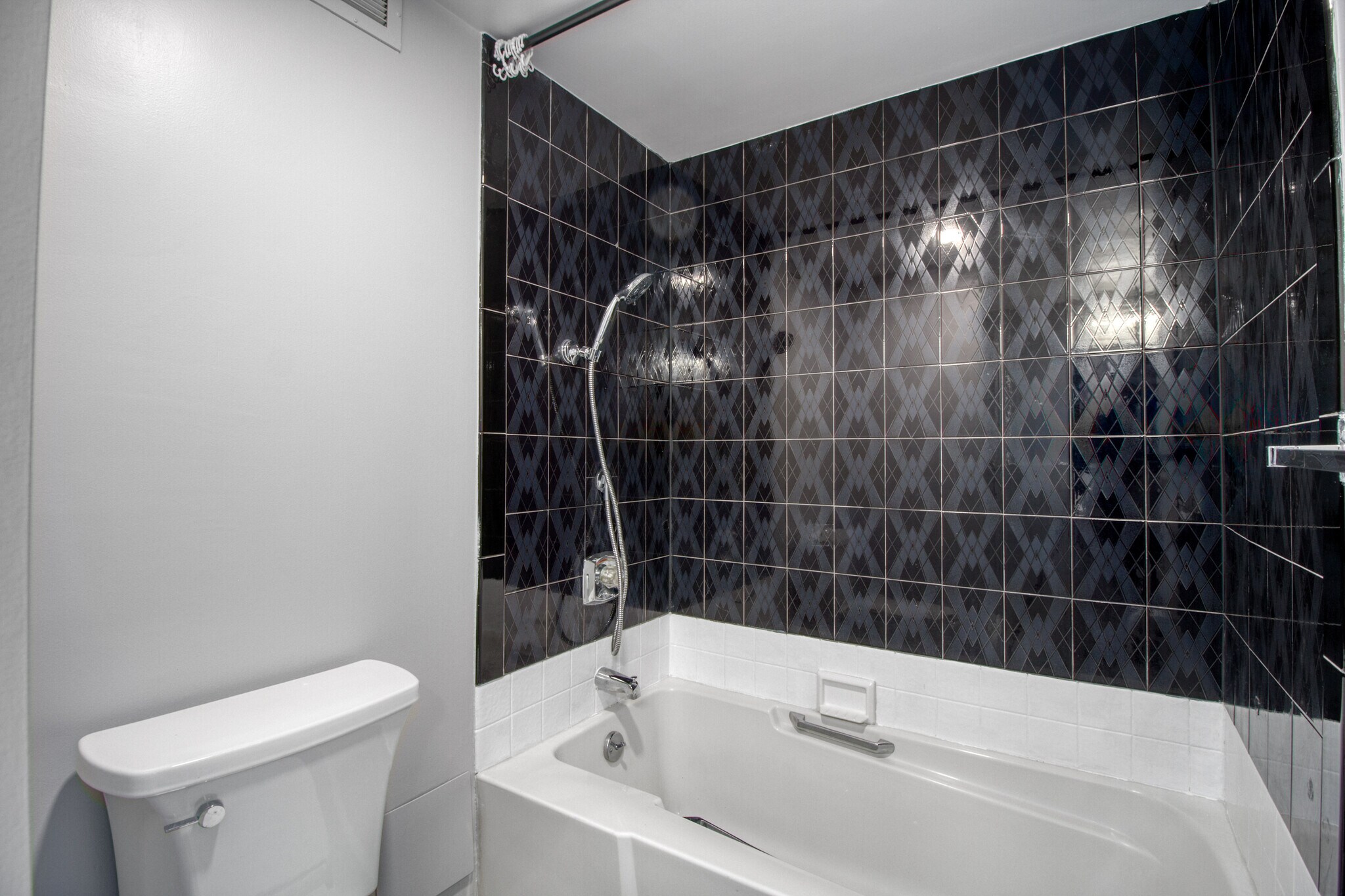 Building Photo - 1055 River Rd