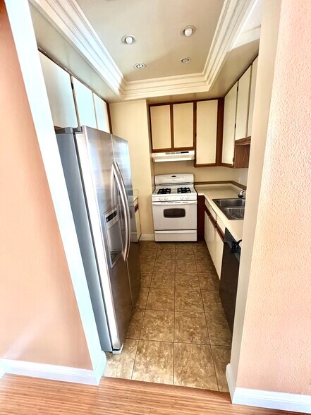 Building Photo - 533 S St Andrews Pl