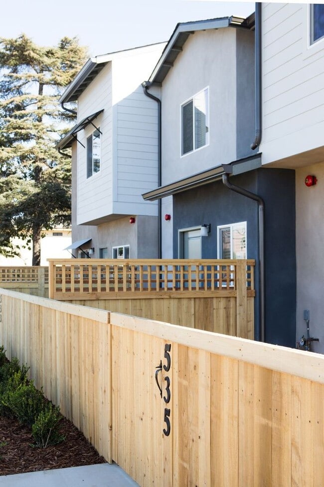 Building Photo - 533-533 Grande Ave