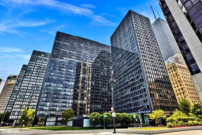 Building Photo - 910 N Lake Shore Dr