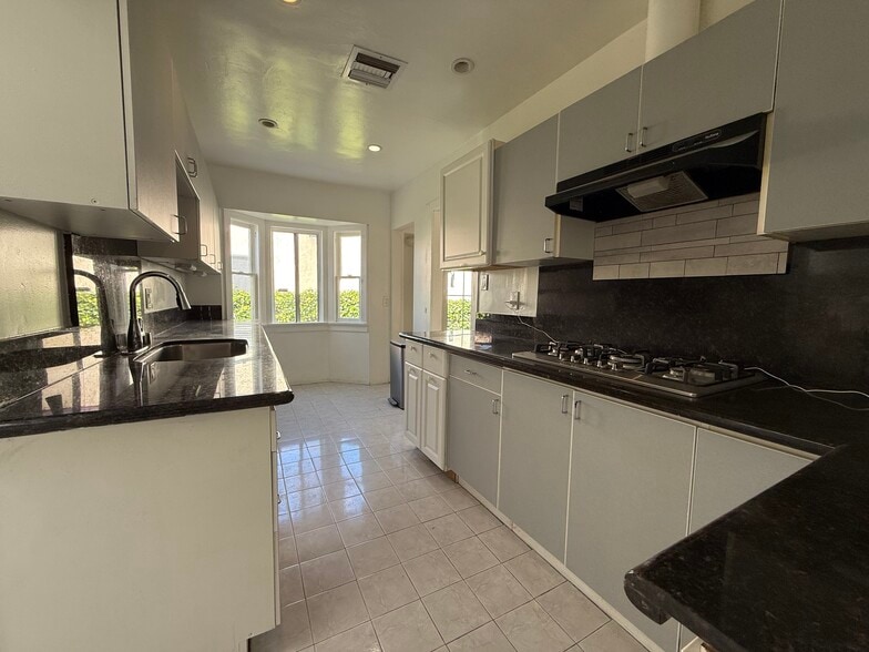 Building Photo - 2217 Selby Ave