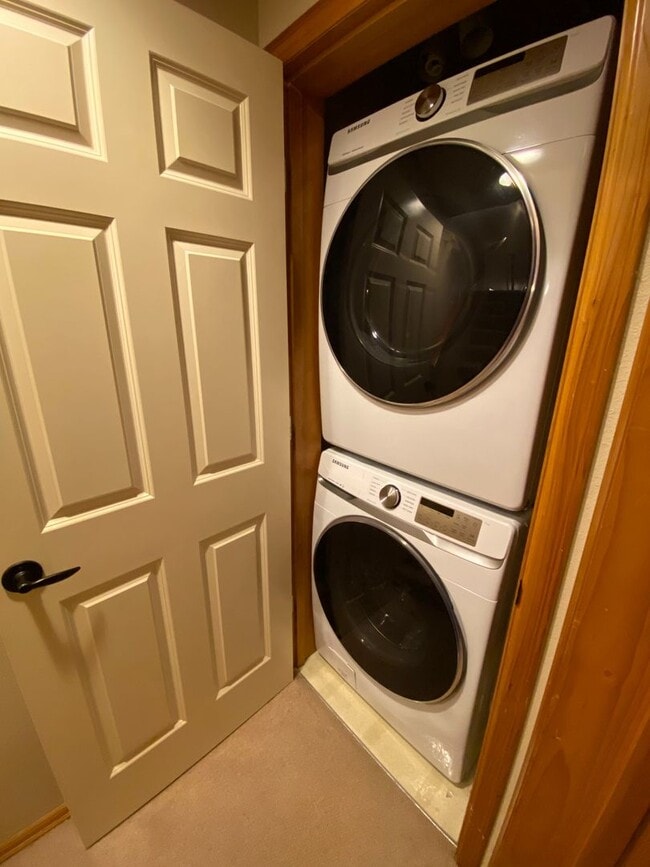 Building Photo - Appealing 3 bed / 1.5 bath townhouse in Greenwood/N Seattle