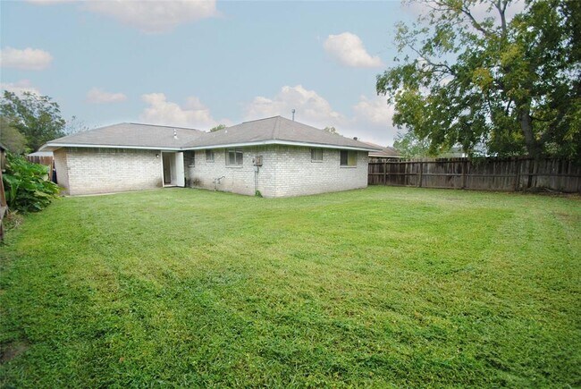 Building Photo - 2135 Bunzel St