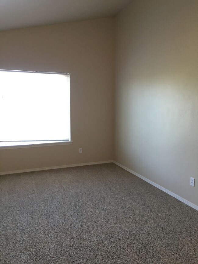 Building Photo - 3 Bedroom Duplex in SW Redmond