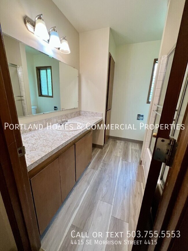 Building Photo - 2 bedroom townhome, close to transportation