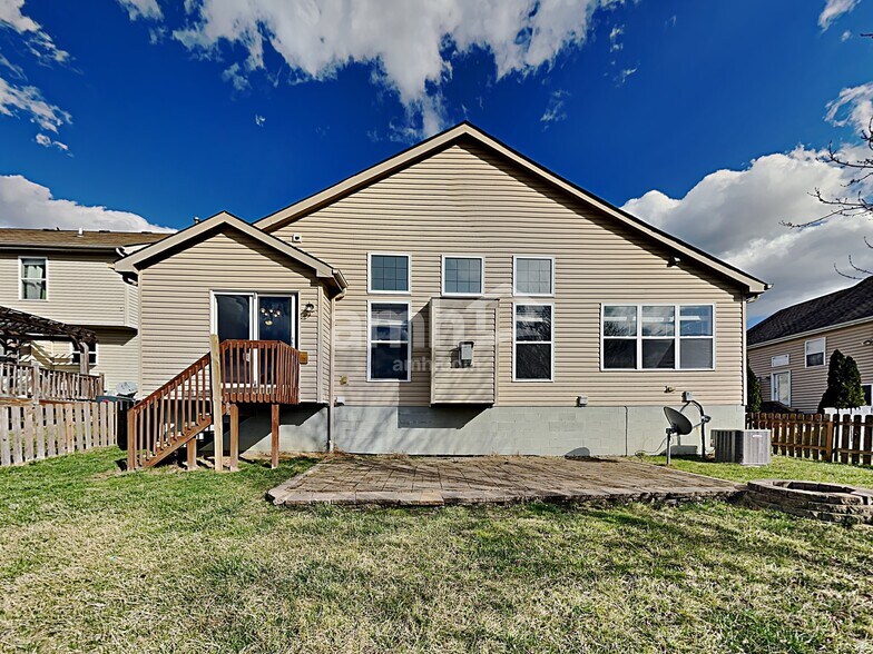 Building Photo - 1121 Streamside Dr
