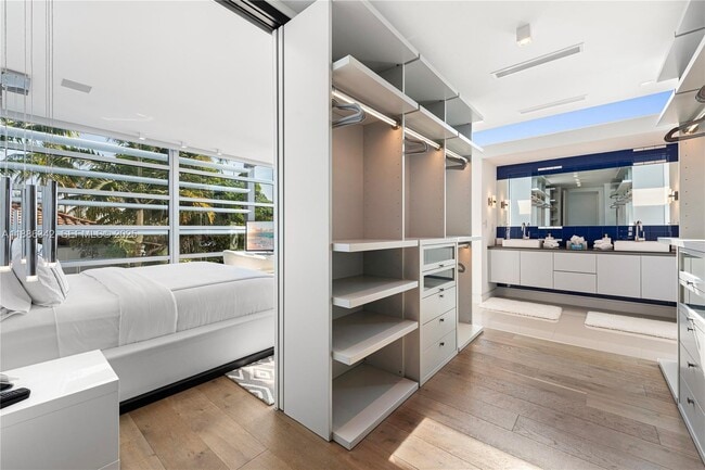 Building Photo - 440 S Hibiscus Dr