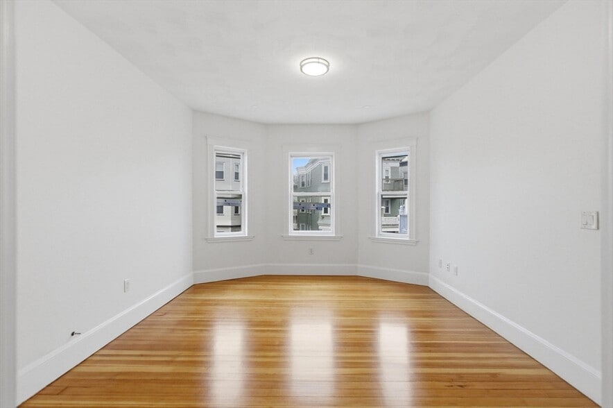 Building Photo - 26 Roseclair St