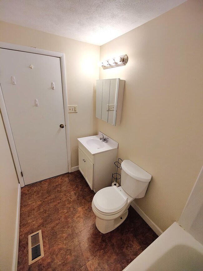 Building Photo - *Well-Maintained 3BD/1.5BA Townhouse Available in West Mifflin*