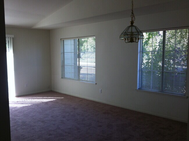 Building Photo - 3 Bedroom 2 Bath Home in Mace Ranch-$500 off 1st Month's Rent