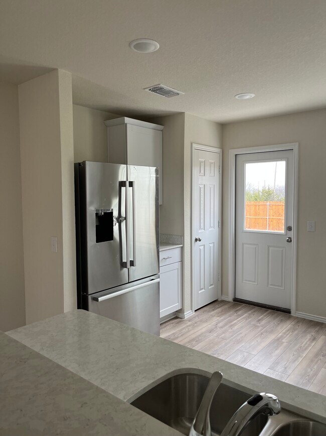 Building Photo - 326 Lake Erie Dr